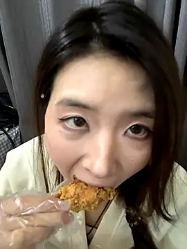 Snapshot of Moonlight-23 chatting on 11/15/25, 02:35 Moonlight-23 online show from 11/15/25, 02:35