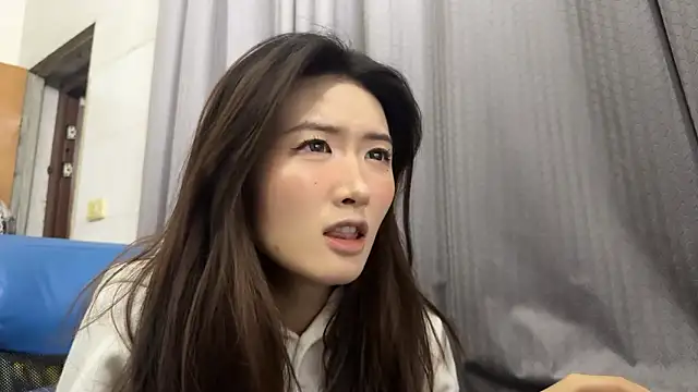 Snapshot of Moonlight-23 chatting on 11/24/25, 01:00 Moonlight-23 online show from 11/24/25, 01:00