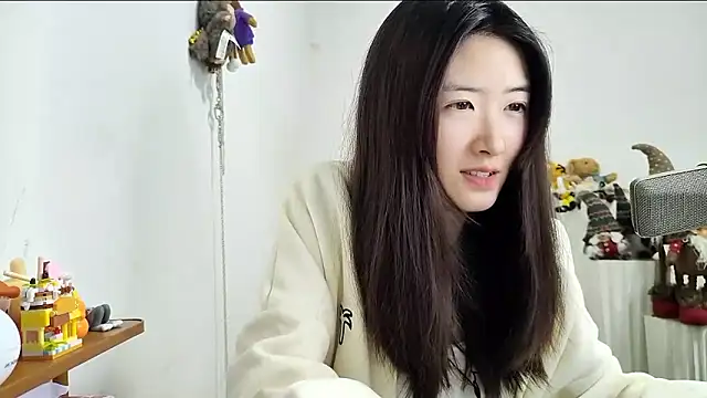 Snapshot of Moonlight-23 chatting on 12/14/25, 01:27 Moonlight-23 online show from 12/14/25, 01:27