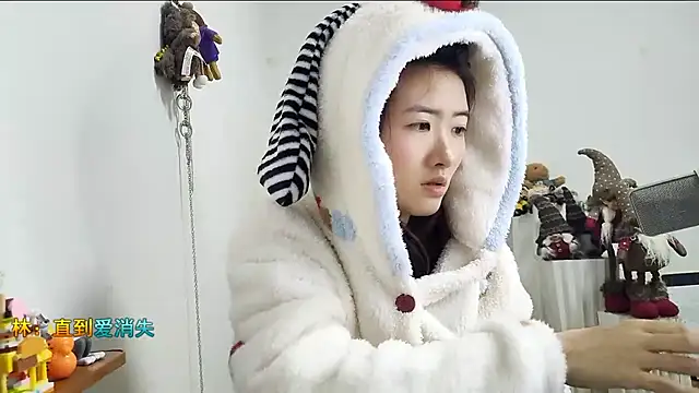 Snapshot of Moonlight-23 chatting on 12/15/25, 01:04 Moonlight-23 online show from 12/15/25, 01:04