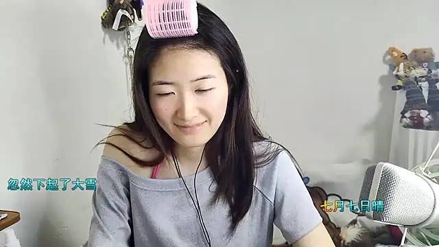 Snapshot of Moonlight-23 chatting on 12/22/25, 01:41 Moonlight-23 online show from 12/22/25, 01:41