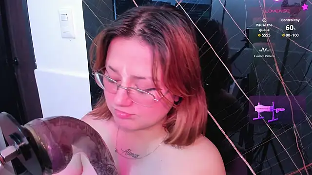 isa grey  online show from 09/27/25, 09:20