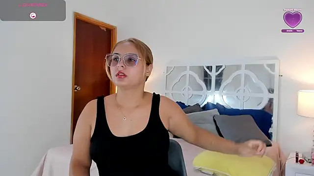 Snapshot of MikaelaStone chatting on 09/22/25, 12:40 MikaelaStone online show from 09/22/25, 12:40