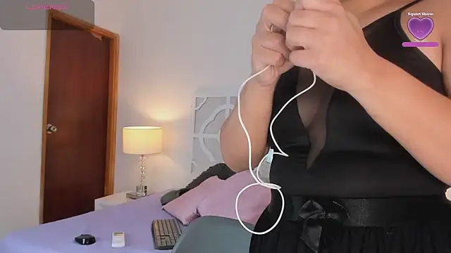 Snapshot of MikaelaStone chatting on 10/04/25, 11:41 MikaelaStone online show from 10/04/25, 11:41