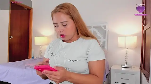 Snapshot of MikaelaStone chatting on 10/07/25, 11:40 MikaelaStone online show from 10/07/25, 11:40