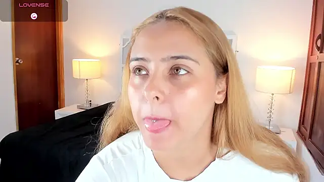 Snapshot of MikaelaStone chatting on 10/11/25, 12:04 MikaelaStone online show from 10/11/25, 12:04