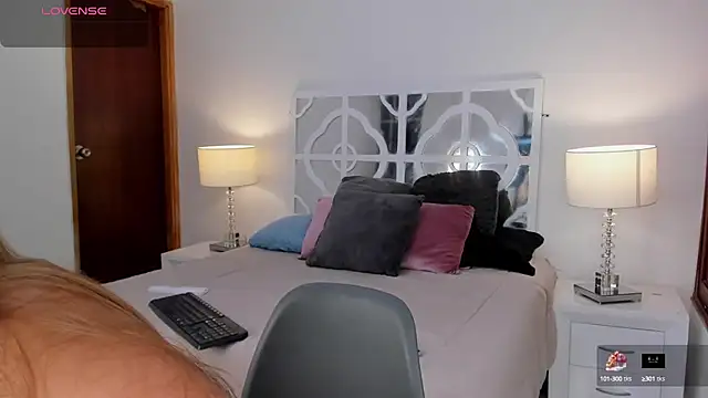 Snapshot of MikaelaStone chatting on 10/16/25, 12:28 MikaelaStone online show from 10/16/25, 12:28