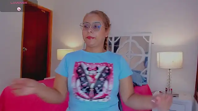 Snapshot of MikaelaStone chatting on 10/20/25, 12:38 MikaelaStone online show from 10/20/25, 12:38