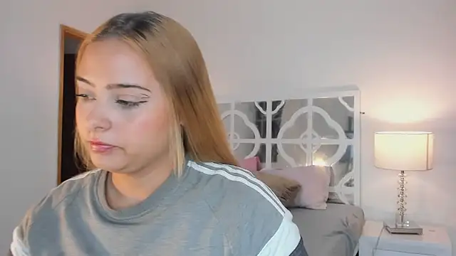 Snapshot of MikaelaStone chatting on 11/16/25, 12:33 MikaelaStone online show from 11/16/25, 12:33