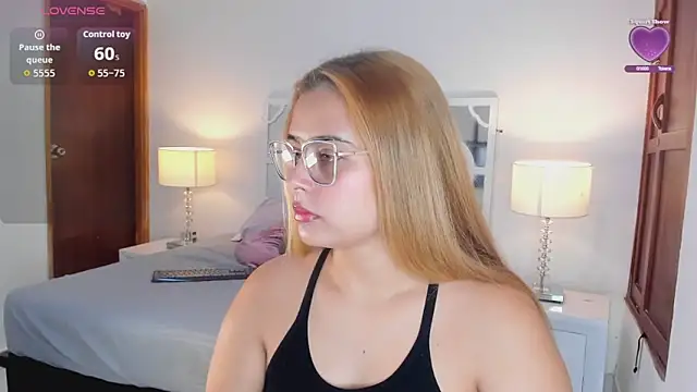 Snapshot of MikaelaStone chatting on 11/19/25, 11:43 MikaelaStone online show from 11/19/25, 11:43