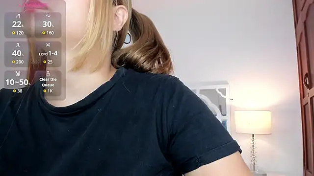 Snapshot of MikaelaStone chatting on 11/25/25, 11:32 MikaelaStone online show from 11/25/25, 11:32