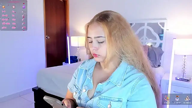 Snapshot of MikaelaStone chatting on 12/14/25, 11:37 MikaelaStone online show from 12/14/25, 11:37