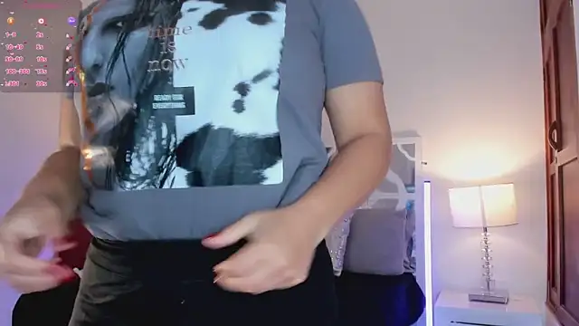 Snapshot of MikaelaStone chatting on 12/17/25, 10:32 MikaelaStone online show from 12/17/25, 10:32