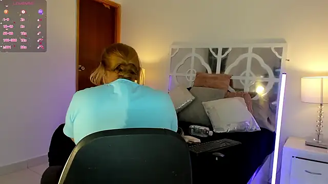 Snapshot of MikaelaStone chatting on 12/18/25, 10:32 MikaelaStone online show from 12/18/25, 10:32