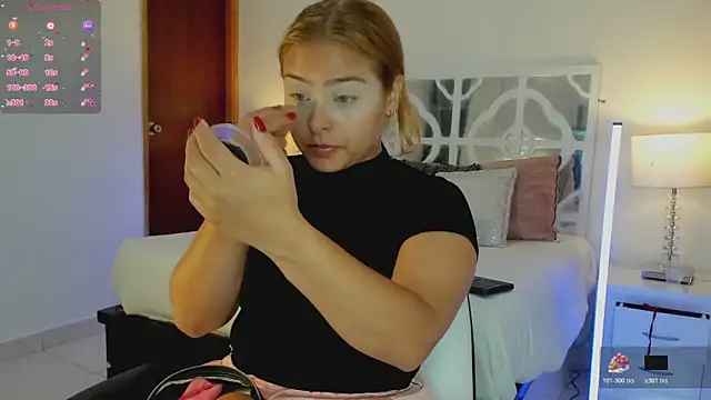 Snapshot of MikaelaStone chatting on 12/19/25, 10:55 MikaelaStone online show from 12/19/25, 10:55