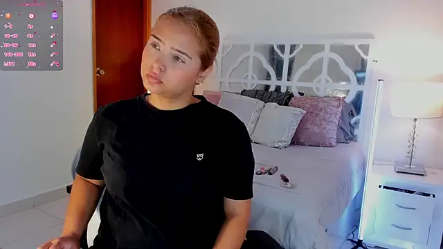 Snapshot of MikaelaStone chatting on 12/20/25, 11:06 MikaelaStone online show from 12/20/25, 11:06