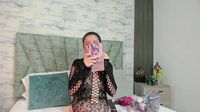 ShanelEvans online show from 12/18/25, 04:02