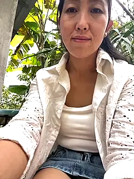 Snapshot of Huong-Ly chatting on 10/17/25, 03:20 Huong-Ly online show from 10/17/25, 03:20