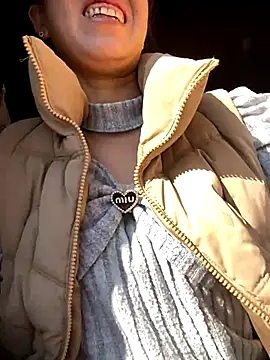 Snapshot of Huong-Ly chatting on 11/28/25, 01:41 Huong-Ly online show from 11/28/25, 01:41