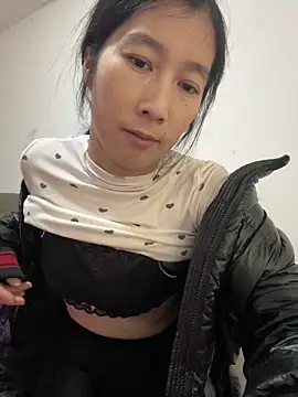 crhong666 online show from 12/18/25, 12:27