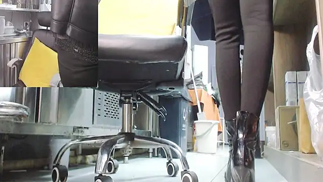 Eileen-L online show from 12/05/25, 03:37