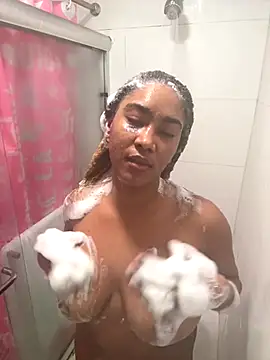 Snapshot of LuckyKhloe chatting on 09/21/25, 01:24 LuckyKhloe online show from 09/21/25, 01:24