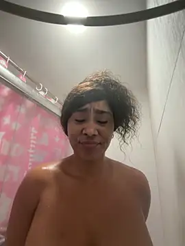 Snapshot of LuckyKhloe chatting on 10/30/25, 01:29 LuckyKhloe online show from 10/30/25, 01:29