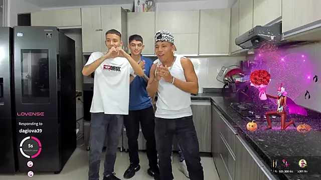 Snapshot of Playhardsex_ chatting on 10/23/25, 11:03 Playhardsex online show from 10/23/25, 11:03