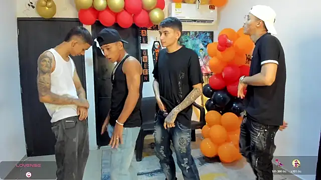 Snapshot of Playhardsex_ chatting on 10/25/25, 11:10 Playhardsex online show from 10/25/25, 11:10