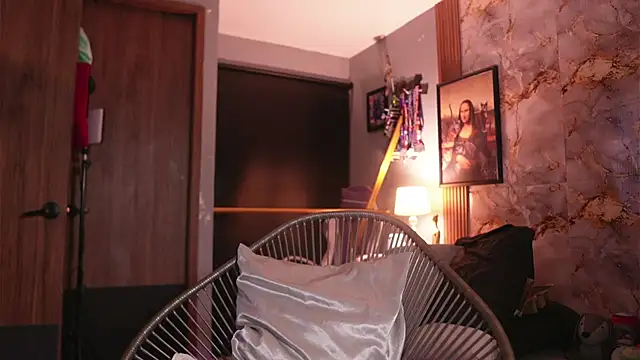 Snapshot of hannachris- chatting on 12/01/25, 11:10 hannachris- online show from 12/01/25, 11:10