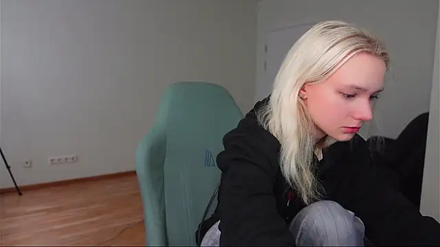 Laura Chaplin online show from 04/17/26, 05:54