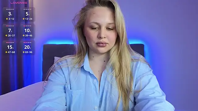 Snapshot of Estella_Elwood chatting on 10/06/25, 04:15 Estella Elwood online show from 10/06/25, 04:15