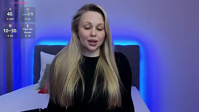 Snapshot of Estella_Elwood chatting on 10/18/25, 04:30 Estella Elwood online show from 10/18/25, 04:30