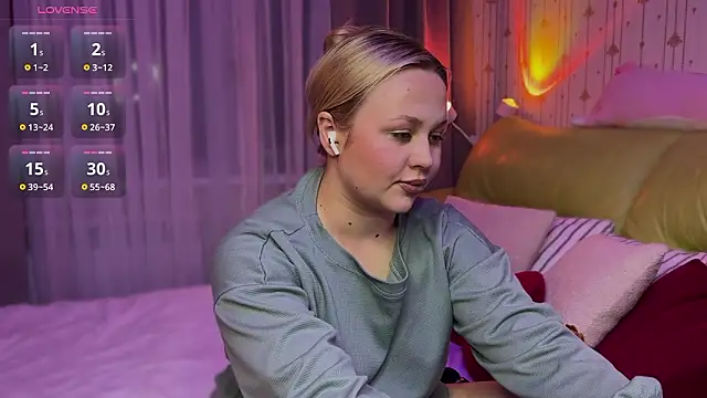 Snapshot of Estella_Elwood chatting on 02/19/26, 04:58 Estella Elwood online show from 02/19/26, 04:58