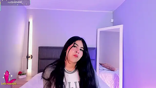 Emma  clark  online show from 11/05/25, 12:27