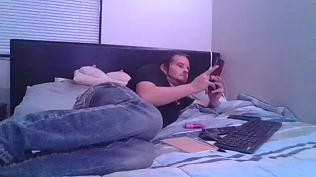 Snapshot of Eclipticice94 chatting on 10/30/25, 04:25 Eclipticice94 online show from 10/30/25, 04:25