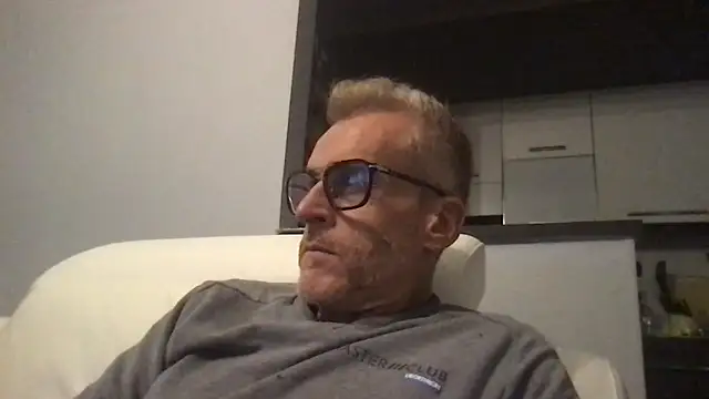 Snapshot of Axl_hot chatting on 11/17/25, 09:09 Axl hot online show from 11/17/25, 09:09