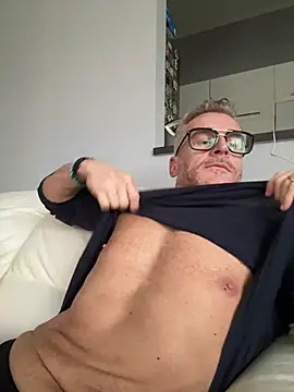 Axl hot online show from 03/14/26, 01:16