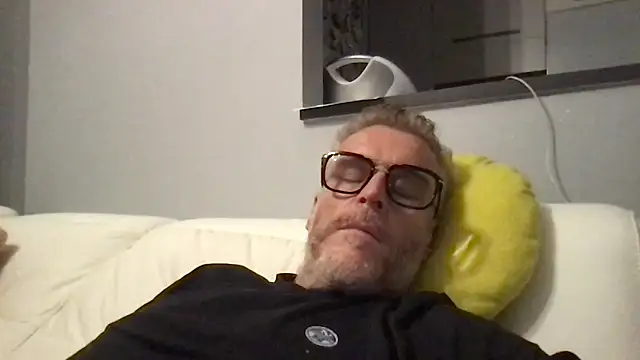 Axl hot online show from 05/04/26, 10:39