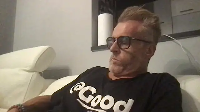 Snapshot of Axl_hot chatting on 07/15/26, 08:25 Axl hot online show from 07/15/26, 08:25
