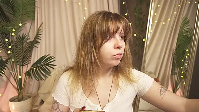 Snapshot of Sense_Of_Rosemary chatting on 10/26/25, 06:08 Sense Of Rosemary online show from 10/26/25, 06:08