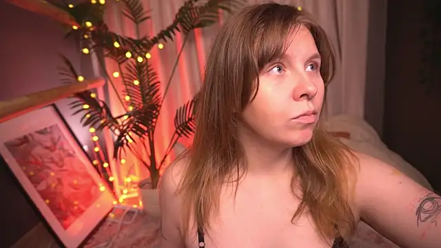 Snapshot of Sense_Of_Rosemary chatting on 11/18/25, 07:24 Sense Of Rosemary online show from 11/18/25, 07:24