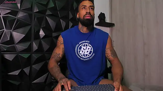 Snapshot of OstinDaniels chatting on 10/31/25, 10:11 OstinDaniels online show from 10/31/25, 10:11