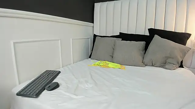  emma willliams  online show from 09/18/25, 02:08