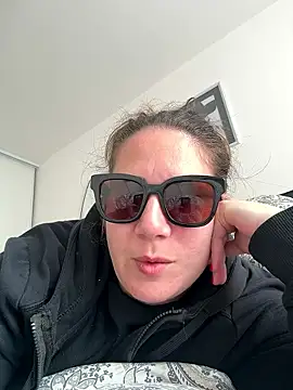 Snapshot of melanie75020 chatting on 01/07/26, 01:24 melanie75020 online show from 01/07/26, 01:24