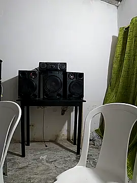 Snapshot of giannis090 chatting on 09/27/25, 04:06 giannis090 online show from 09/27/25, 04:06