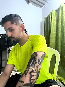 Snapshot of giannis090 chatting on 10/15/25, 04:01 giannis090 online show from 10/15/25, 04:01