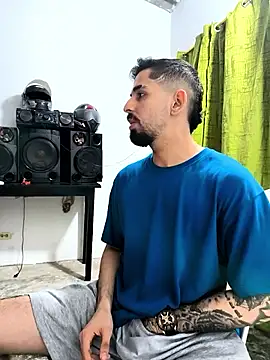 Snapshot of giannis090 chatting on 10/22/25, 03:51 giannis090 online show from 10/22/25, 03:51