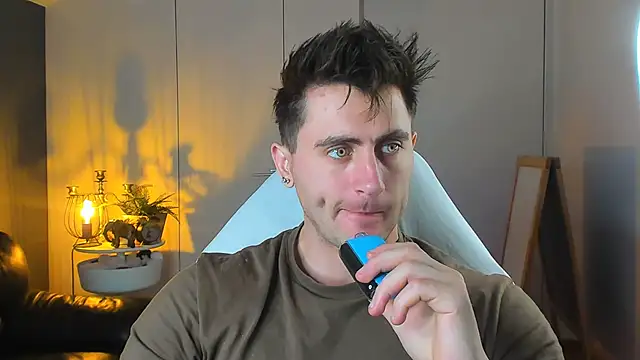 Snapshot of Oscar_Miller_ chatting on 10/18/25, 09:37 Oscar Miller online show from 10/18/25, 09:37