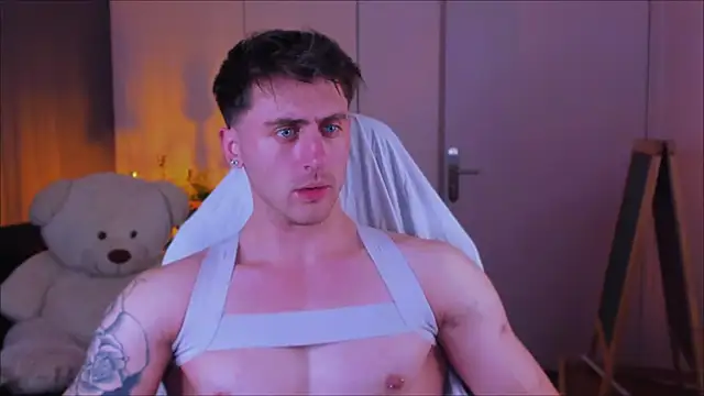 Snapshot of Oscar_Miller_ chatting on 11/13/25, 09:36 Oscar Miller online show from 11/13/25, 09:36